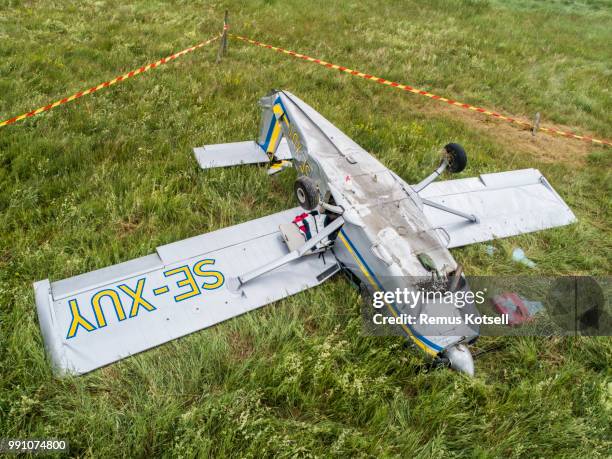 small plan crashed in a grass field - remus kotsell stock pictures, royalty-free photos & images