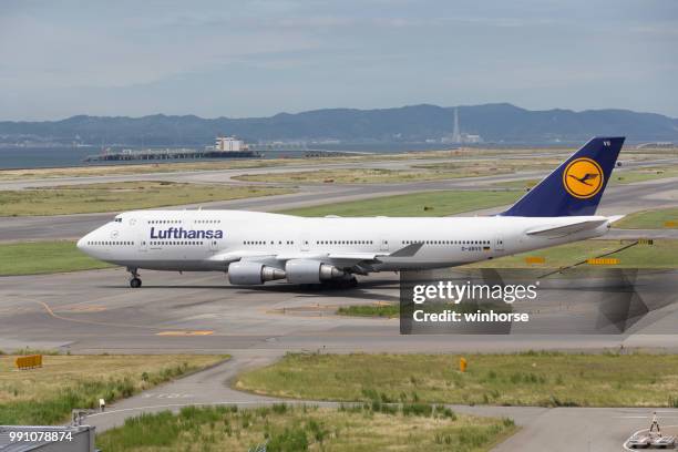 lufthansa boeing 747-400 - boeing 747 400 stock pictures, royalty-free photos & images