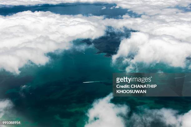 ocean clouds - chanathip ストックフォトと画像