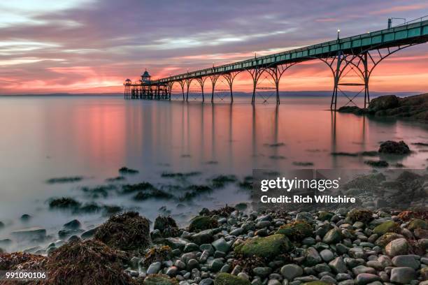 pier at sunset, clevedon - clevedon pier stockfoto's en -beelden