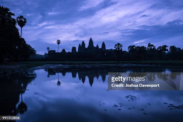 dawn over angkor wat - dawn davenport stock pictures, royalty-free photos & images