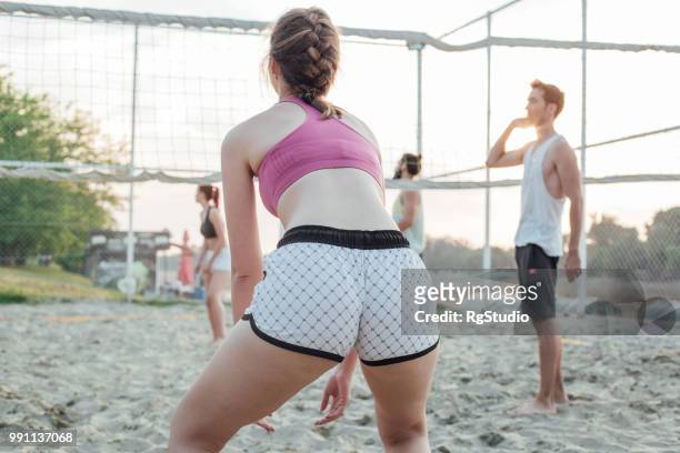jugador de voleibol femenino el juego con amigos - campeón de torneo fotografías e imágenes de stock