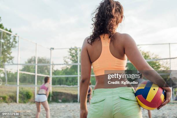 hermosa mujer con pelota de voleibol - campeón de torneo fotografías e imágenes de stock