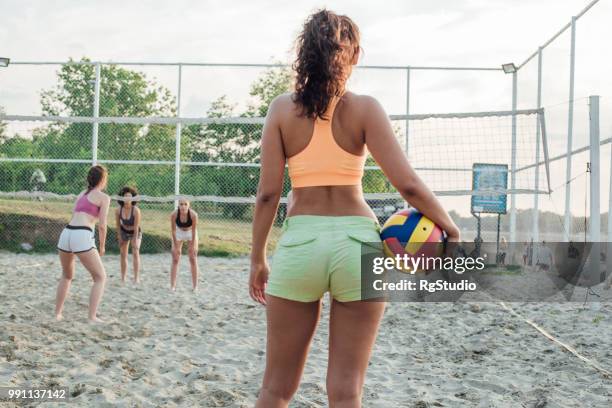 jugador de voleibol femenino con la pelota en la playa - campeón de torneo fotografías e imágenes de stock