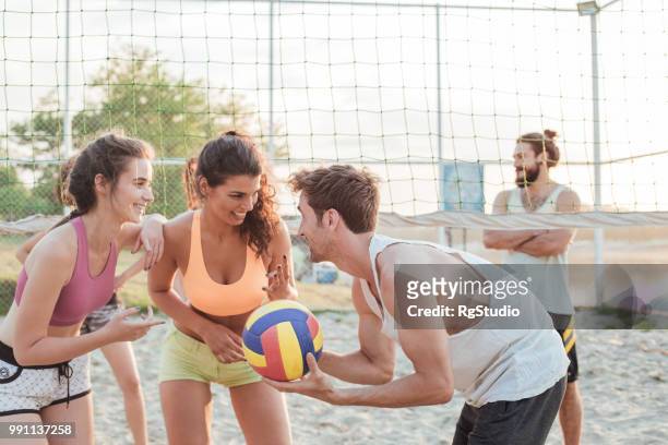 discutir estrategia de voleibol el hombre con dos mujeres - campeón de torneo fotografías e imágenes de stock