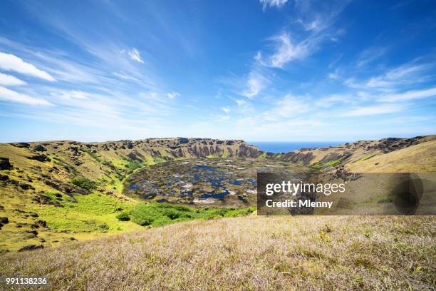 rano kau cráter de volcán isla de pascua rapa nui chile - mlenny photography fotografías e imágenes de stock