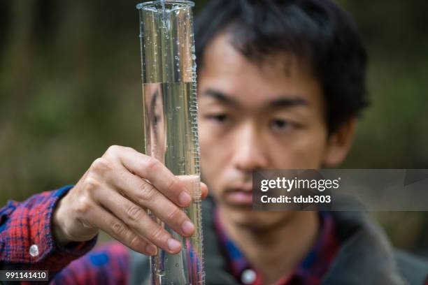 ein wissenschaftler oder forscher sammeln eine wasserprobe - stadt okayama stock-fotos und bilder