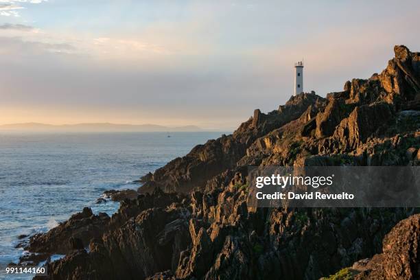 faro acantilado - acantilado stock-fotos und bilder