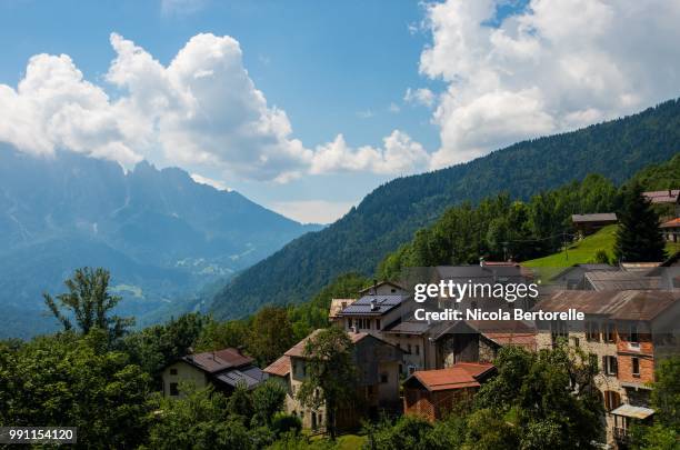 old mountain village - nicola tree imagens e fotografias de stock