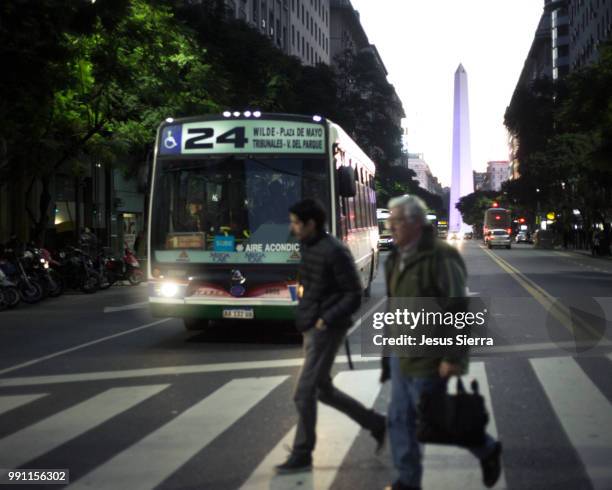 avenida de mayo, buenos aires. argentina. - plaza de la republica stock-fotos und bilder