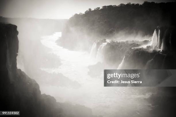 devil's throat in iguacu falls. puerto iguazú. argentina. - iguazú stock pictures, royalty-free photos & images