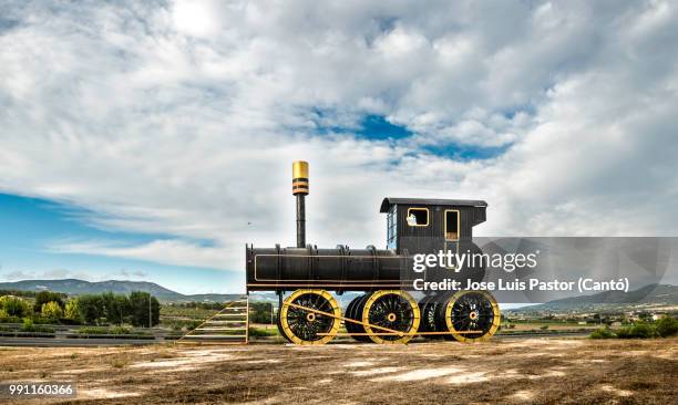maquina tren juguete gigante - tren stock pictures, royalty-free photos & images