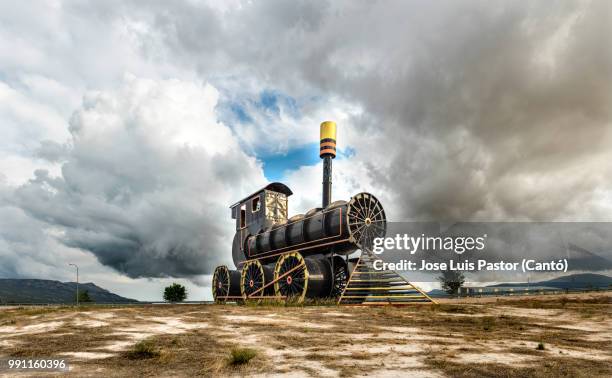 maquina tren juguete dos - juguete stockfoto's en -beelden