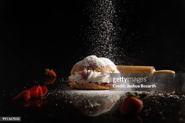 strawberry pastry - powdered sugar stock-fotos und bilder