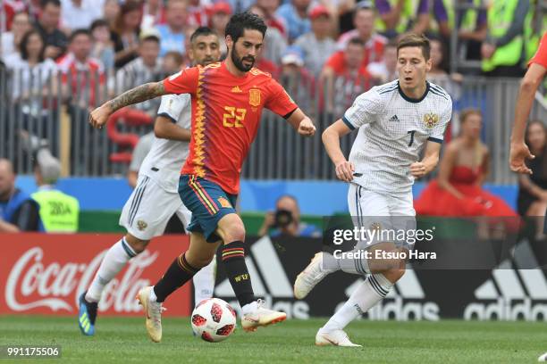 Isco of Spain contols the ball during the 2018 FIFA World Cup Russia Round of 16 match between Spain and Russia at Luzhniki Stadium on July 1, 2018...