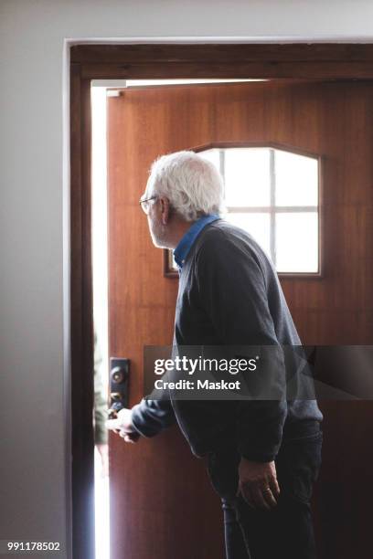 doctor opening door of home office - voordeur stockfoto's en -beelden