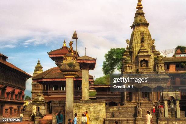 dubar square in bhaktapur in the kathmandu valley, (nepal) - dubar fotografías e imágenes de stock