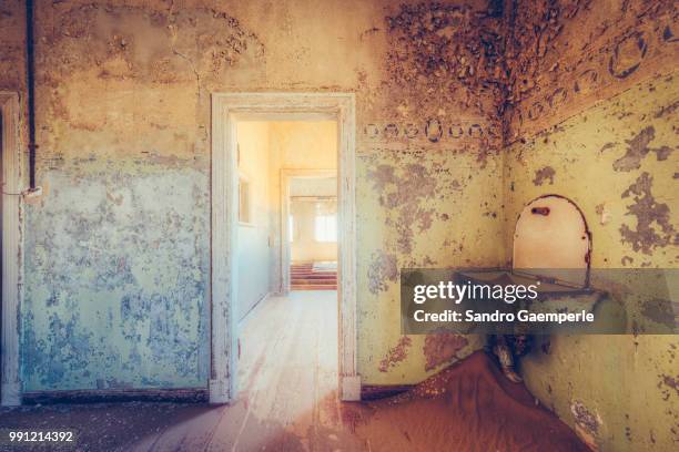 doorway in an abandoned building. - kolmanskop namibia photos et images de collection