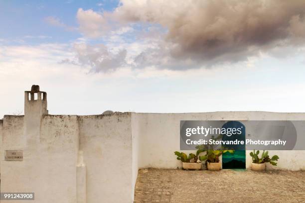 vico brancasi (ostuni, agosto 2015) - agosto stock-fotos und bilder