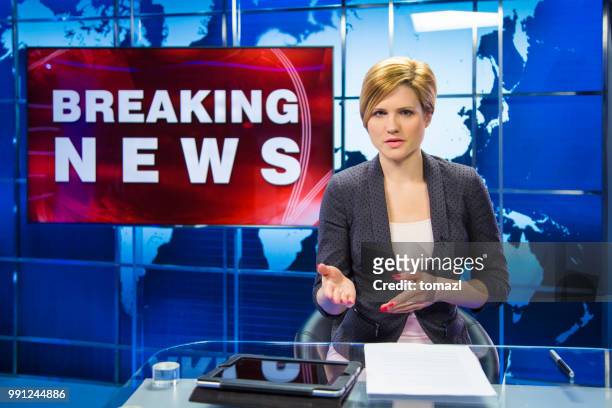 rompiendo el ancla femenina de las noticias - television commentator fotografías e imágenes de stock