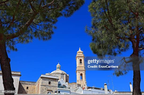 campanile der chiesa madre di san giorgio martire, locorotondo, apulien, italien - madre stock-fotos und bilder