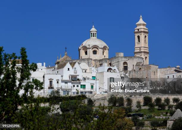 skyline von der stadt locorotondo, apulien, italien - italien 個照片及圖片檔