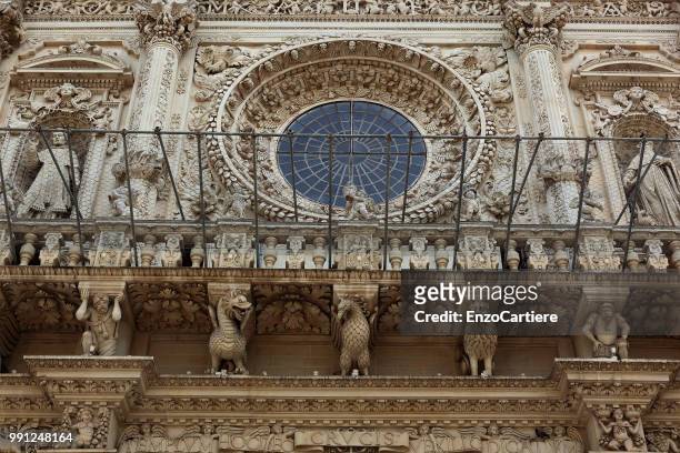 baroque detail of the basilika de santa croce, lecce, apulia, italy - croce photos et images de collection