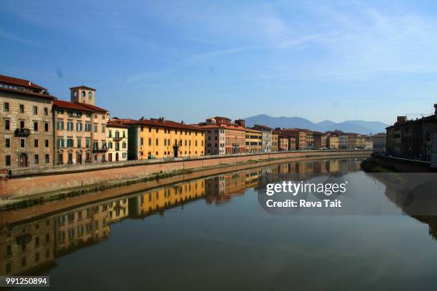 arno river in pisa - tait foto e immagini stock