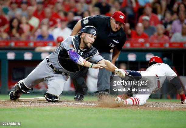 Kevan Smith of the Chicago White Sox reaches out to tag Billy Hamilton of the Cincinnati Reds in the 8th innings at Great American Ball Park on July...