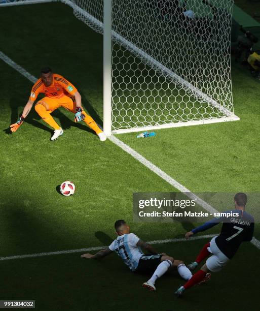 Franco ARMANI of Argentina Nicolas OTAMENDI of Argentina Antoine Griezmann of France during the 2018 FIFA World Cup Russia Round of 16 match between...