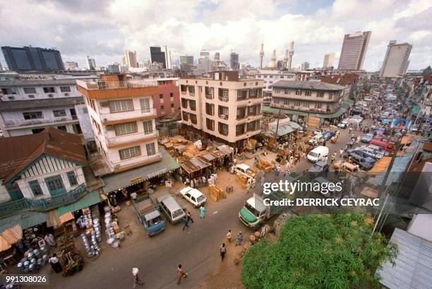 "Jankara" market, located on Lagos Island and the skyline of the city of Lagos, May 1991.