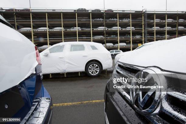 Passenger car export overseas at BLG Logistics in Bremerhaven. The picture shows Volkswagen passenger cars shortly before being loaded onto the...