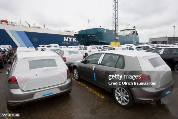 Passenger car export overseas at BLG Logistics in Bremerhaven. The picture shows Volkswagen passenger cars shortly before being loaded onto the...