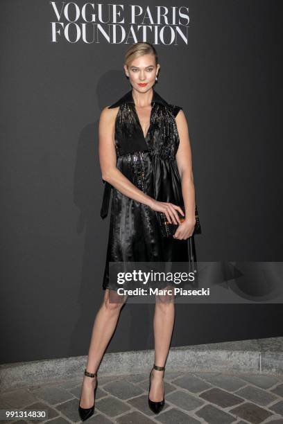 Model Karlie Kloss attends the Vogue Foundation Dinner Photocall as part of Paris Fashion Week - Haute Couture Fall/Winter 2018-2019 at Musee...