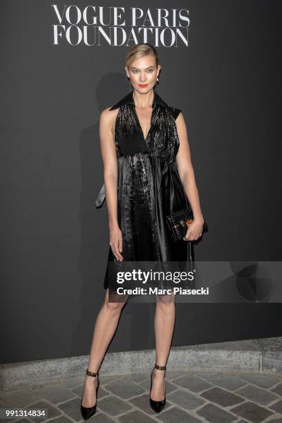 Model Karlie Kloss attends the Vogue Foundation Dinner Photocall as part of Paris Fashion Week - Haute Couture Fall/Winter 2018-2019 at Musee...