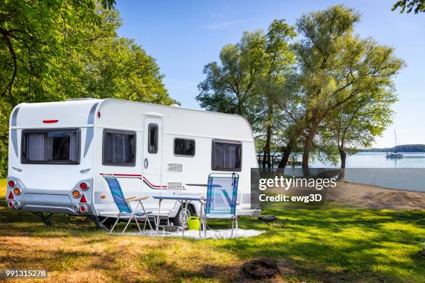 vacanze in polonia - camper trailer sulla riva della baia del lago drawsko - roulotte foto e immagini stock