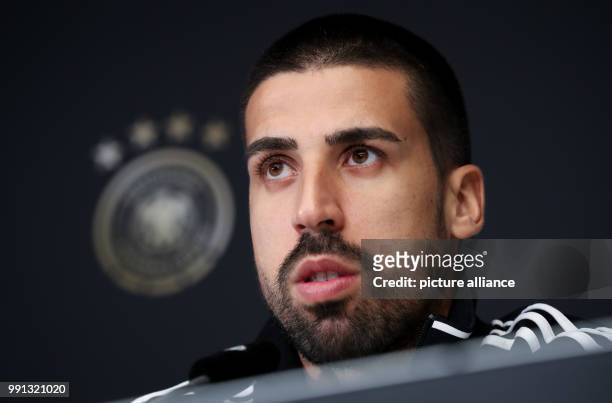 Sami Khedira speaks at a press conference of the German national soccer squad in Berlin, Germany, 9 November 2017. Photo: Christian Charisius/dpa