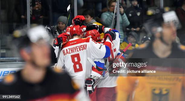 Deutschland Cup, Deutschland Spieltag am in Augsburg . Die russische Mannschaft jubelt nach einem Treffer. Photo: Peter Kneffel/dpa