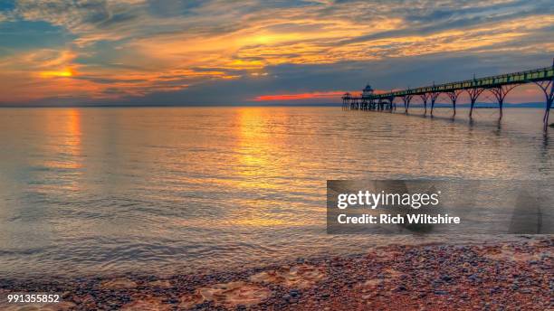 double sun at clevedon pier - clevedon pier stockfoto's en -beelden