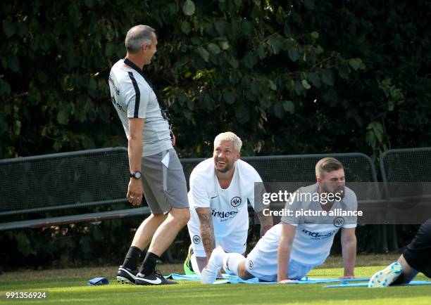 July 2018, Germany, Frankfurt/Main: Soccer, Bundesliga, beginning of training for Eintracht Frankfurt. New manager Adi Huetter and Marco Russ and...