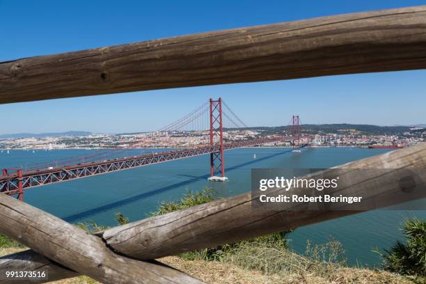 ponte 25 de abril - 25 de abril bridge stockfoto's en -beelden