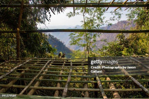 bambo resting place above the dat taw gyaint waterfall in pyin oo lwin, myanmar. - dat photos et images de collection