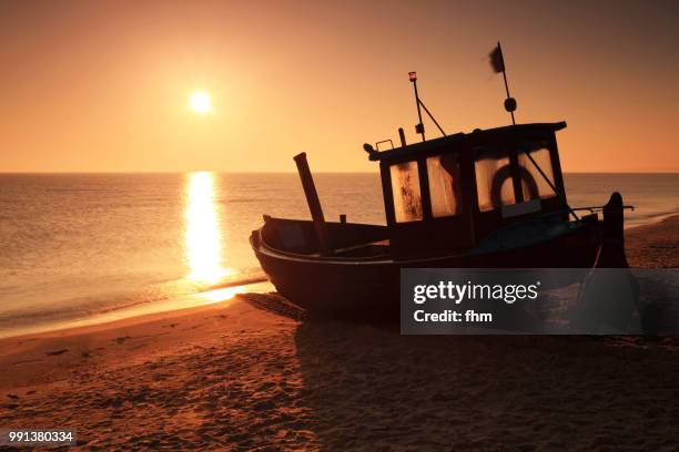 a fishing boat on the beach at sunset (mecklenburg-vorpommern, germany) - ahlbeck stock-fotos und bilder