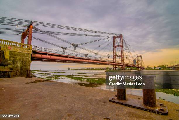 puente colgante santa fe - puente colgante stockfoto's en -beelden