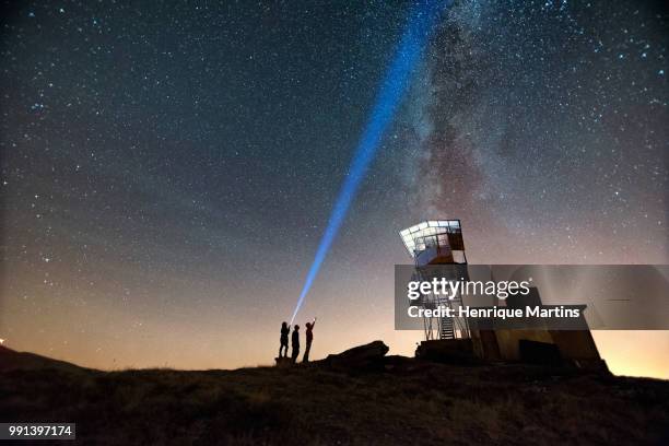 milky way's lookout - péninsule ibérique photos et images de collection