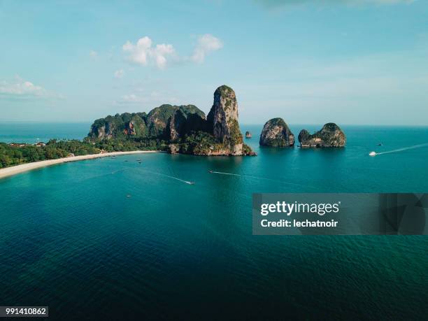 cliffs by the railay beach, krabi province, thailand - thai imagens e fotografias de stock