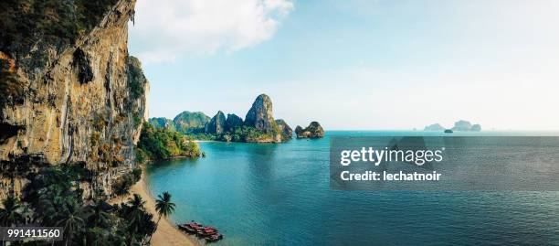 panorámica vista aérea de la playa de railay, provincia de krabi, tailandia - ao nang fotografías e imágenes de stock