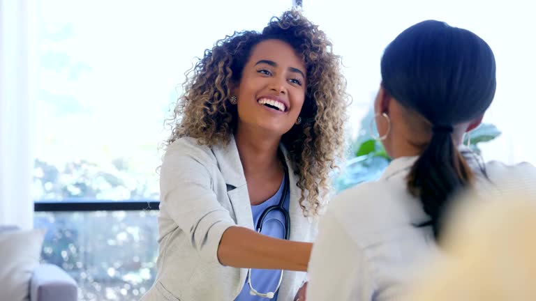 https://media.gettyimages.com/id/991412224/video/confident-female-doctor-greets-new-female-patient.jpg?b=1&s=640x640&k=20&c=MVnsVzVyofPGX7mc5hj-sfdFLdJfQWOC-eL-e2lJ2Aw=