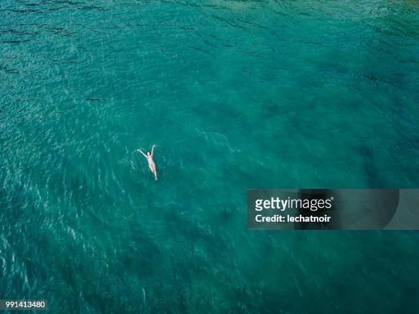nadar en el mar de color turquesa junto a la playa de railay, krabi, tailandia - ao nang fotografías e imágenes de stock