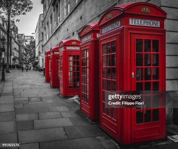 red telephone box - fiori fotografías e imágenes de stock